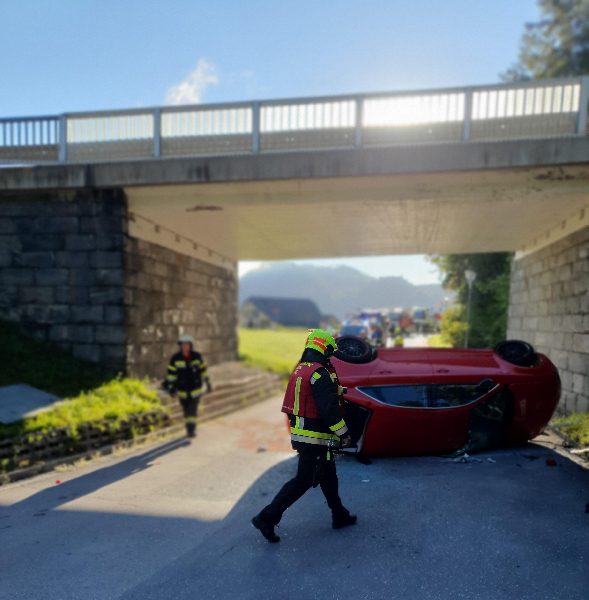 Fahrzeugabsturz 1 Person verletzt (Bild 2)